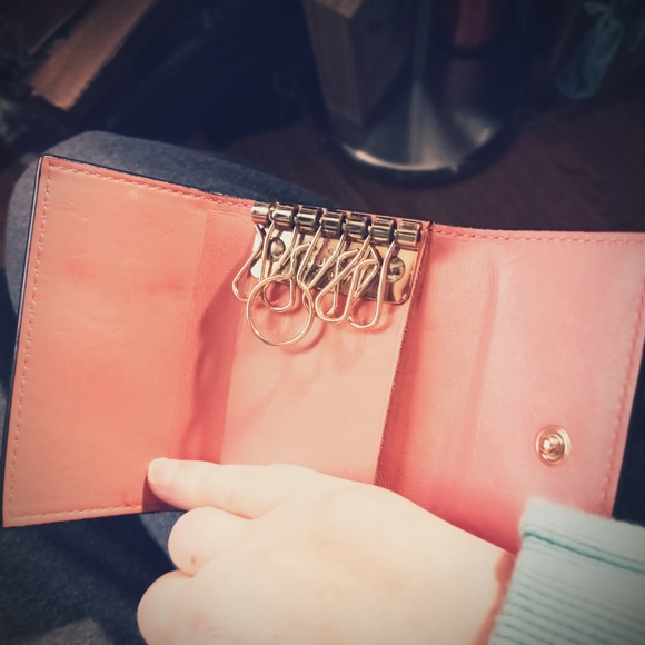 GUCCI Pink Patent Leather GG Gold Heart Logo Key/Card Holder - Picture 8 of 12